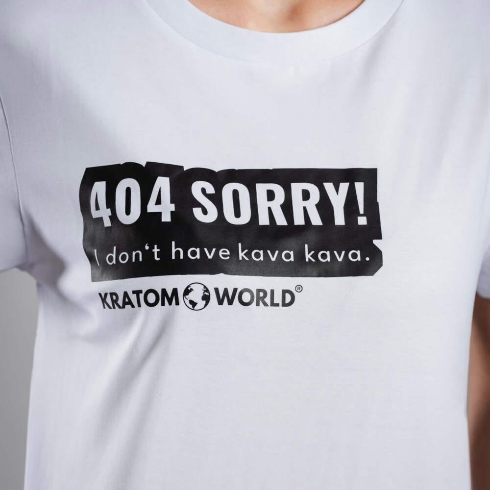 Дамска тениска Kratom World с мотив "съжалявам, че нямам кава кава" - оригинален продукт за любителите на кратом и феновете на марката Kratom World, стилен дизайн за улична мода с отличителен принт, удобна тениска за ежедневно носене, идеална за града, за събития и като колекционерски артикул за общността на кратом. В близък план.