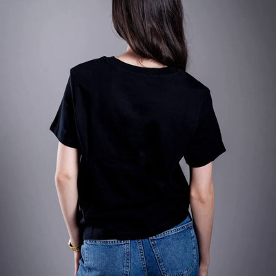 Тениска Kratom World за жени с мотив "Damn bro, go buy kratom" - оригинален продукт за любителите на кратом и феновете на марката Kratom World, стилен дизайн за улично облекло с ярък принт, удобна тениска за ежедневно носене, идеална за града, за събития и като колекционерски артикул за общността на любителите на кратом - черен гръб