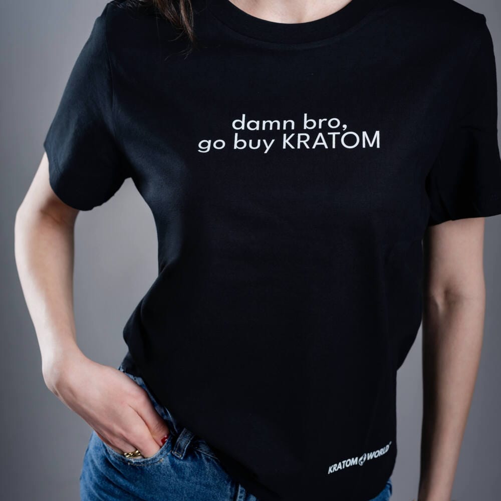 Дамска тениска Kratom World с мотив "Damn bro, go buy kratom" - оригинален продукт за любителите на кратом и феновете на марката Kratom World, стилен дизайн за улична мода с ярък принт, удобна тениска за ежедневно носене, идеална за града, за събития и като колекционерски артикул за общността на кратом - отблизо - черна