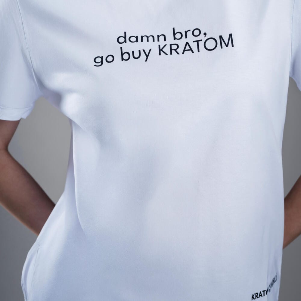Дамска тениска Kratom World с мотив "Damn bro, go buy kratom" - оригинален продукт за любителите на кратом и феновете на марката Kratom World, стилен дизайн на улична мода с ярък принт, удобна тениска за ежедневно носене, идеална за града, за събития и като колекционерски артикул за общността на кратом.