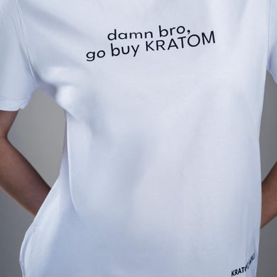 Дамска тениска Kratom World с мотив "Damn bro, go buy kratom" - оригинален продукт за любителите на кратом и феновете на марката Kratom World, стилен дизайн на улична мода с ярък принт, удобна тениска за ежедневно носене, идеална за града, за събития и като колекционерски артикул за общността на кратом.