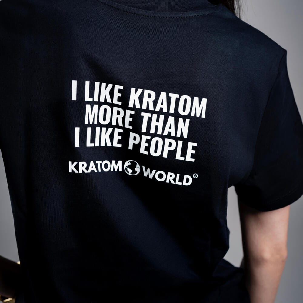 Дамска тениска Kratom World с мотив "Харесвам кратом повече, отколкото харесвам хората" - оригинален продукт за любителите на кратом и феновете на марката Kratom World, стилен дизайн за улично облекло с ярък принт, удобна тениска за ежедневно носене, идеална за града, за събития и като колекционерски артикул за общността на кратом - черна