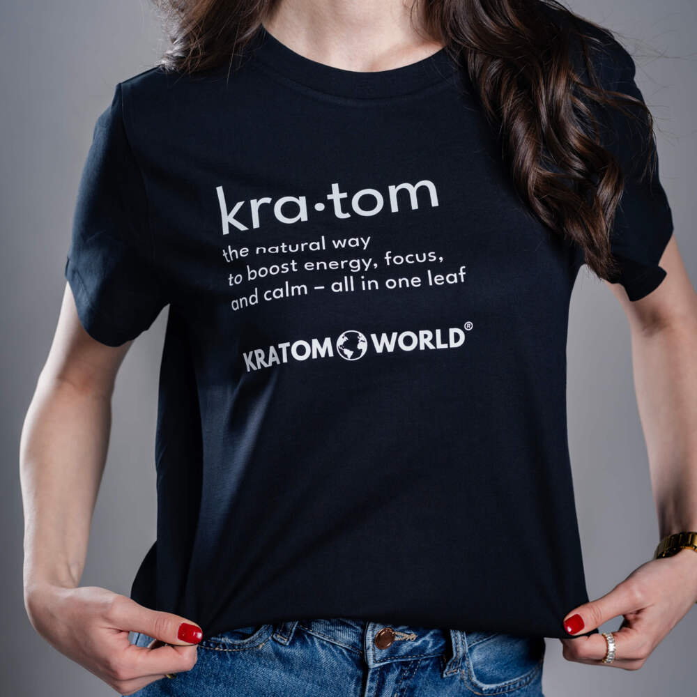 Тениска Kratom World за жени с мотив "Kratom - The Natural Way" - оригинален продукт за любителите на кратом и феновете на марката Kratom World, стилен дизайн за улично облекло с отличителен принт, удобна тениска за ежедневно носене, идеална за града, за събития и като колекционерски артикул за общността на кратом - отблизо - черна