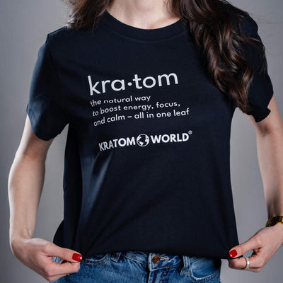Тениска Kratom World за жени с мотив "Kratom - The Natural Way" - оригинален продукт за любителите на кратом и феновете на марката Kratom World, стилен дизайн за улично облекло с отличителен принт, удобна тениска за ежедневно носене, идеална за града, за събития и като колекционерски артикул за общността на кратом - отблизо - черна