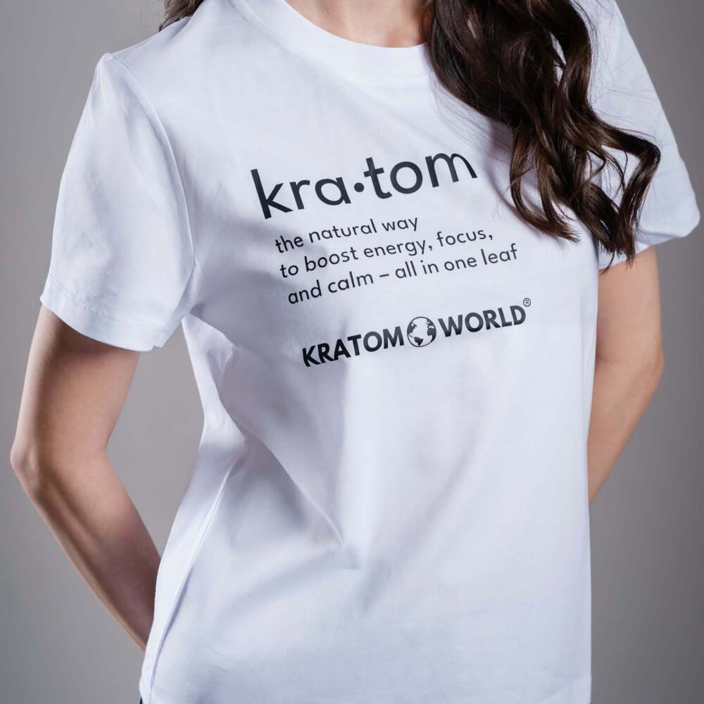 Тениска Kratom World за жени с мотив "Kratom - The Natural Way" - оригинален продукт за любителите на кратом и феновете на марката Kratom World, стилен дизайн за улична мода с отличителен принт, удобна тениска за ежедневно носене, идеална за града, за събития и като колекционерски артикул за общността на кратом.
