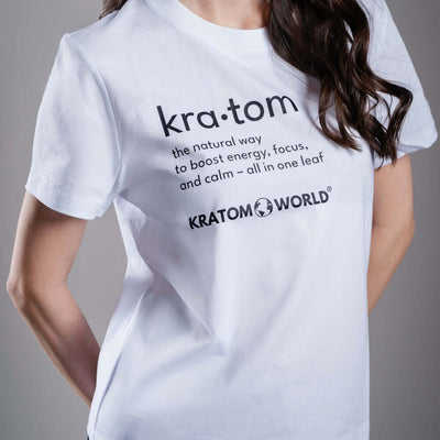 Тениска Kratom World за жени с мотив "Kratom - The Natural Way" - оригинален продукт за любителите на кратом и феновете на марката Kratom World, стилен дизайн за улична мода с отличителен принт, удобна тениска за ежедневно носене, идеална за града, за събития и като колекционерски артикул за общността на кратом.