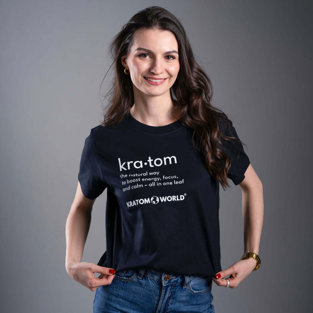 Тениска Kratom World за жени с мотив "Kratom - The Natural Way" - оригинален продукт за любителите на кратом и феновете на марката Kratom World, стилен дизайн за улично облекло с отличителен принт, удобна тениска за ежедневно носене, идеална за града, за събития и като колекционерски артикул за общността на кратом - черна