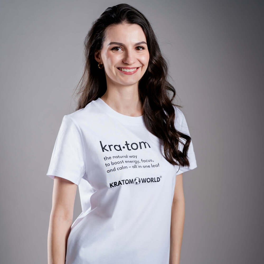 Тениска Kratom World за жени с мотив "Kratom - The Natural Way" - оригинален продукт за любителите на кратома и феновете на марката Kratom World, стилен дизайн за улична мода с ярък принт, удобна тениска за ежедневно носене, идеална за града, за събития и като колекционерски артикул за общността на кратома.