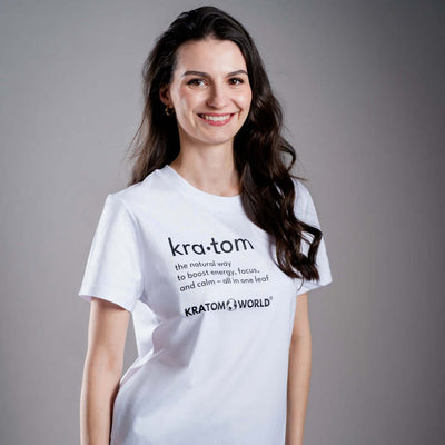 Тениска Kratom World за жени с мотив "Kratom - The Natural Way" - оригинален продукт за любителите на кратома и феновете на марката Kratom World, стилен дизайн за улична мода с ярък принт, удобна тениска за ежедневно носене, идеална за града, за събития и като колекционерски артикул за общността на кратома.