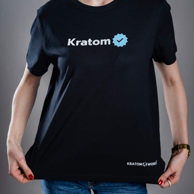 Тениска Kratom World за жени с мотив Kratom Verified - оригинални продукти за любителите на кратом и феновете на марката Kratom World, стилен дизайн за улично облекло с ярък принт, удобна тениска за ежедневно носене, идеална за града, за събития и като колекционерски артикул за общността на кратом - отблизо - черна