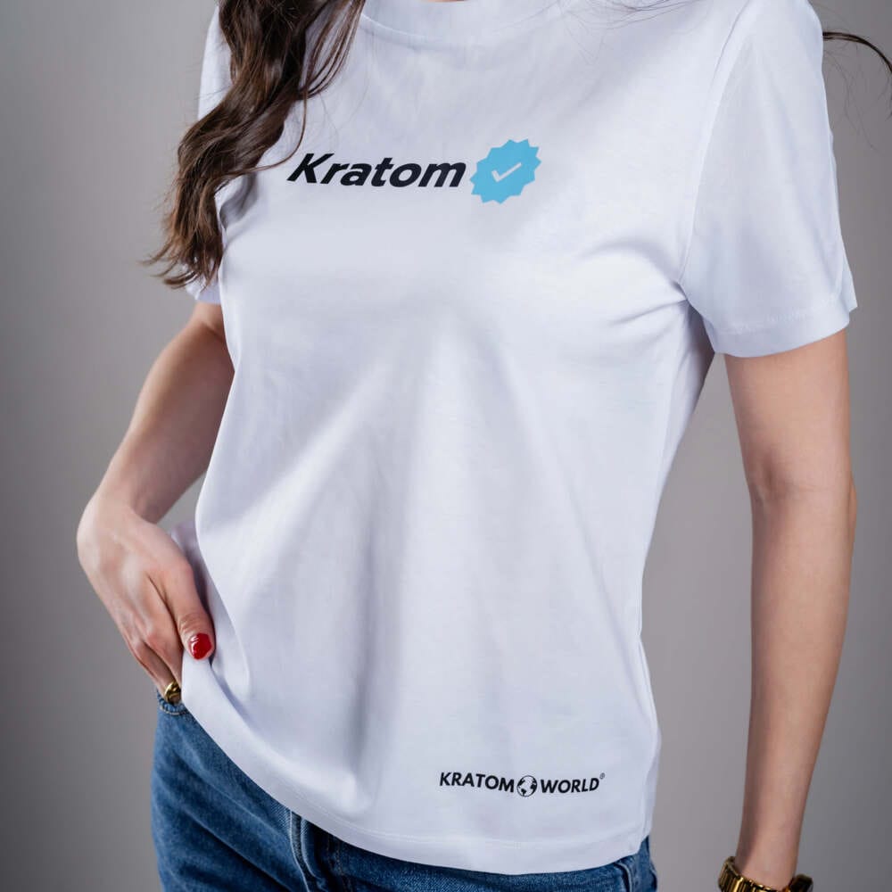 Тениска Kratom World за жени с мотив Kratom Verified - оригинални продукти за любителите на кратом и феновете на марката Kratom World, стилен дизайн за улично облекло с ярък принт, удобна тениска за ежедневно носене, идеална за града, за събития и като колекционерски артикул за общността на кратом.