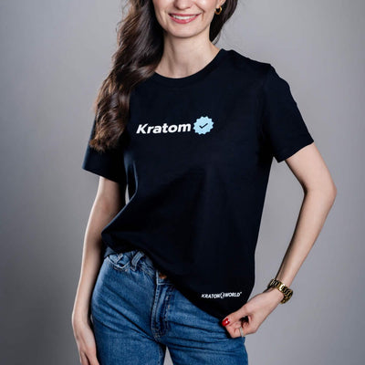 Тениска Kratom World за жени с мотив "Kratom Verified" - оригинален продукт за любителите на кратом и феновете на марката Kratom World, стилен дизайн за улично облекло с отличителен принт, удобна тениска за ежедневно носене, идеална за града, за събития и като колекционерски артикул за общността на кратом - черна