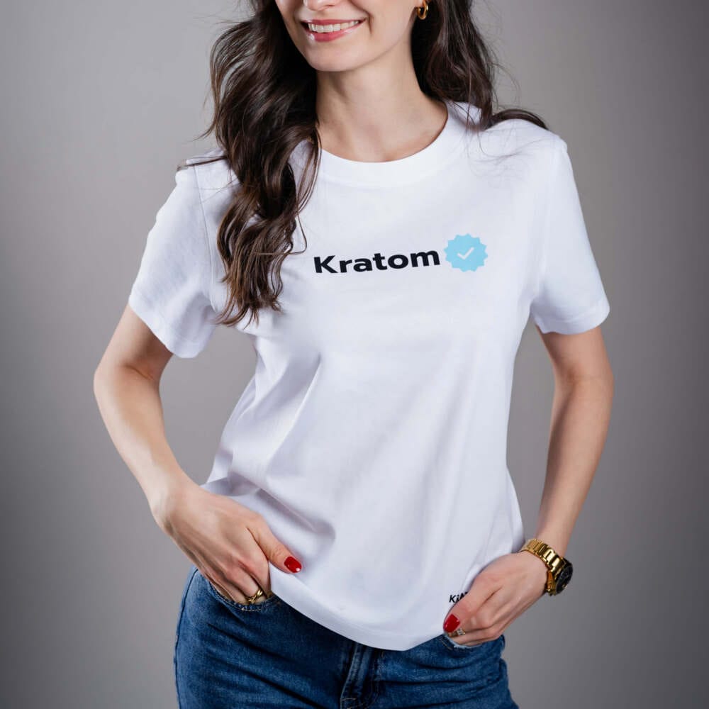 Тениска Kratom World за жени с мотив "Kratom Verified" - оригинален продукт за любителите на кратома и феновете на марката Kratom World, стилен дизайн за улична мода с ярък принт, удобна тениска за ежедневно носене, идеална за града, за събития и като колекционерски артикул за общността на кратома.