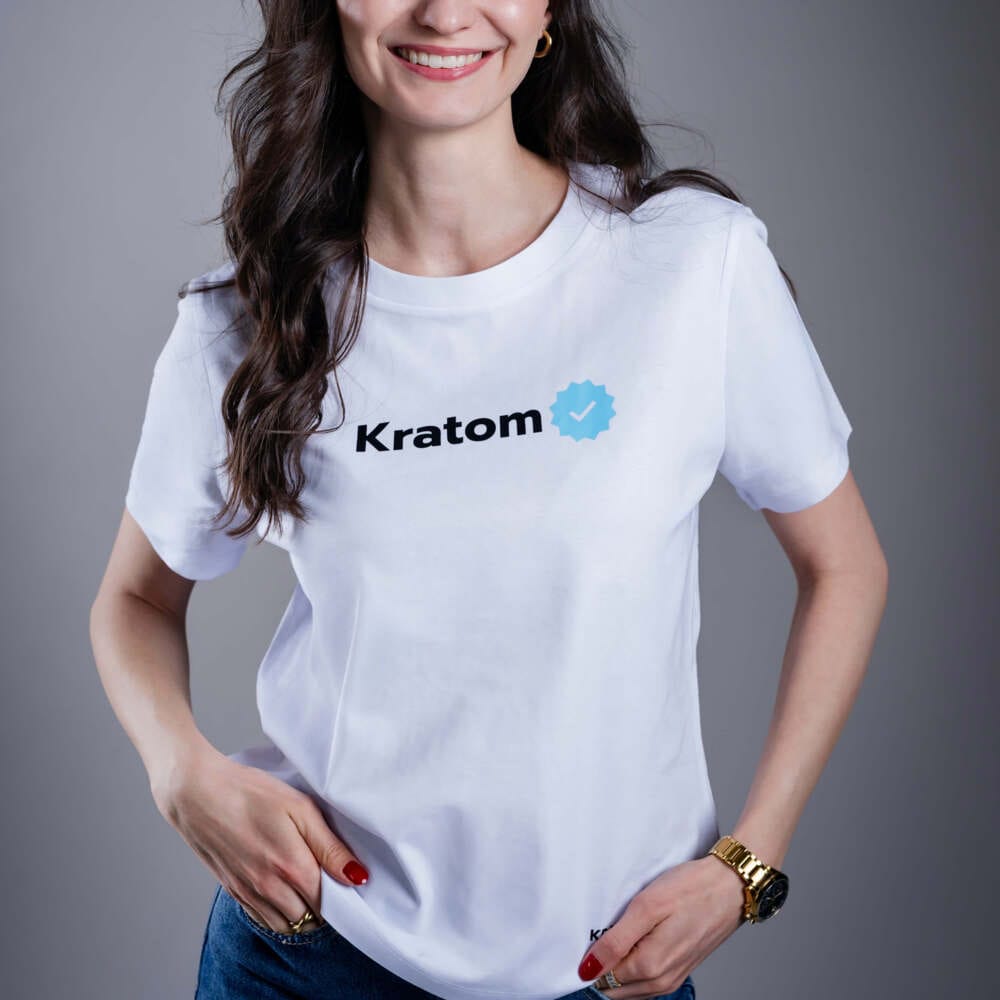 Тениска Kratom World за жени с мотив "Kratom Verified" - оригинален продукт за любителите на кратом и феновете на марката Kratom World, стилен дизайн за улична мода с отличителен принт, удобна тениска за ежедневно носене, идеална за града, за събития и като колекционерски артикул за общността на кратом, с лого.