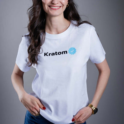 Тениска Kratom World за жени с мотив "Kratom Verified" - оригинален продукт за любителите на кратом и феновете на марката Kratom World, стилен дизайн за улична мода с отличителен принт, удобна тениска за ежедневно носене, идеална за града, за събития и като колекционерски артикул за общността на кратом, с лого.