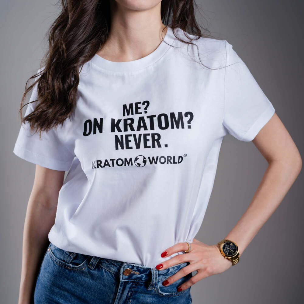 Тениска Kratom World за жени с мотив "Аз? На Кратом? Никога." - оригинален продукт за любителите на кратом и феновете на марката Kratom World, стилен дизайн за улична мода с ярък принт, удобна тениска за ежедневно носене, идеална за града, за събития и като колекционерски артикул за общността на кратом.