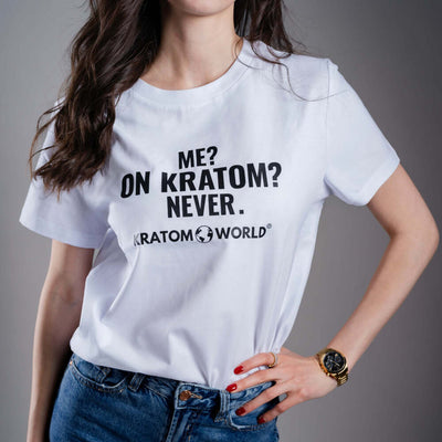Тениска Kratom World за жени с мотив "Аз? На Кратом? Никога." - оригинален продукт за любителите на кратом и феновете на марката Kratom World, стилен дизайн за улична мода с ярък принт, удобна тениска за ежедневно носене, идеална за града, за събития и като колекционерски артикул за общността на кратом.