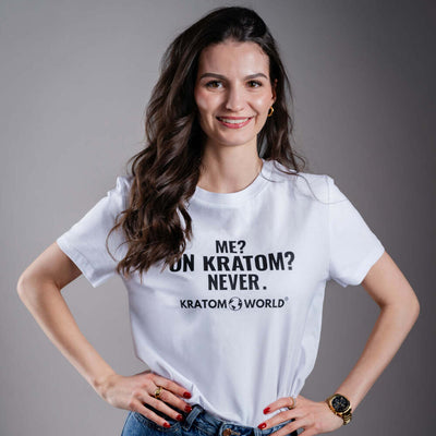 Тениска Kratom World за жени с мотив "Аз? На Кратом? Никога." - оригинален продукт за любителите на кратом и феновете на марката Kratom World, стилен дизайн за улична мода с ярък принт, удобна тениска за ежедневно носене, идеална за града, за събития и като колекционерски артикул за общността на кратом, с лого.