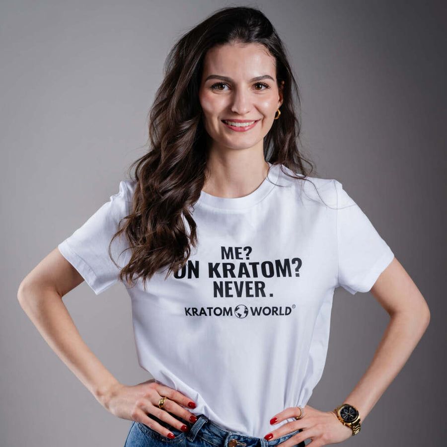 Тениска Kratom World за жени с мотив "Аз? На Кратом? Никога." - оригинален продукт за любителите на кратом и феновете на марката Kratom World, стилен дизайн за улична мода с ярък принт, удобна тениска за ежедневно носене, идеална за града, за събития и като колекционерски артикул за общността на кратом, с лого.