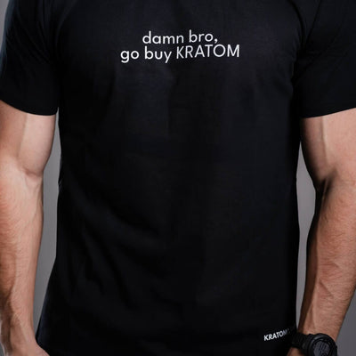Мъжка тениска Kratom World с мотив "Damn bro, go buy kratom" - оригинален продукт за любителите на кратом и феновете на марката Kratom World, стилен дизайн за улична мода с отличителен принт, удобна тениска за ежедневно носене, идеална за града, за събития и като колекционерски артикул за общността на кратом, с лого - черна