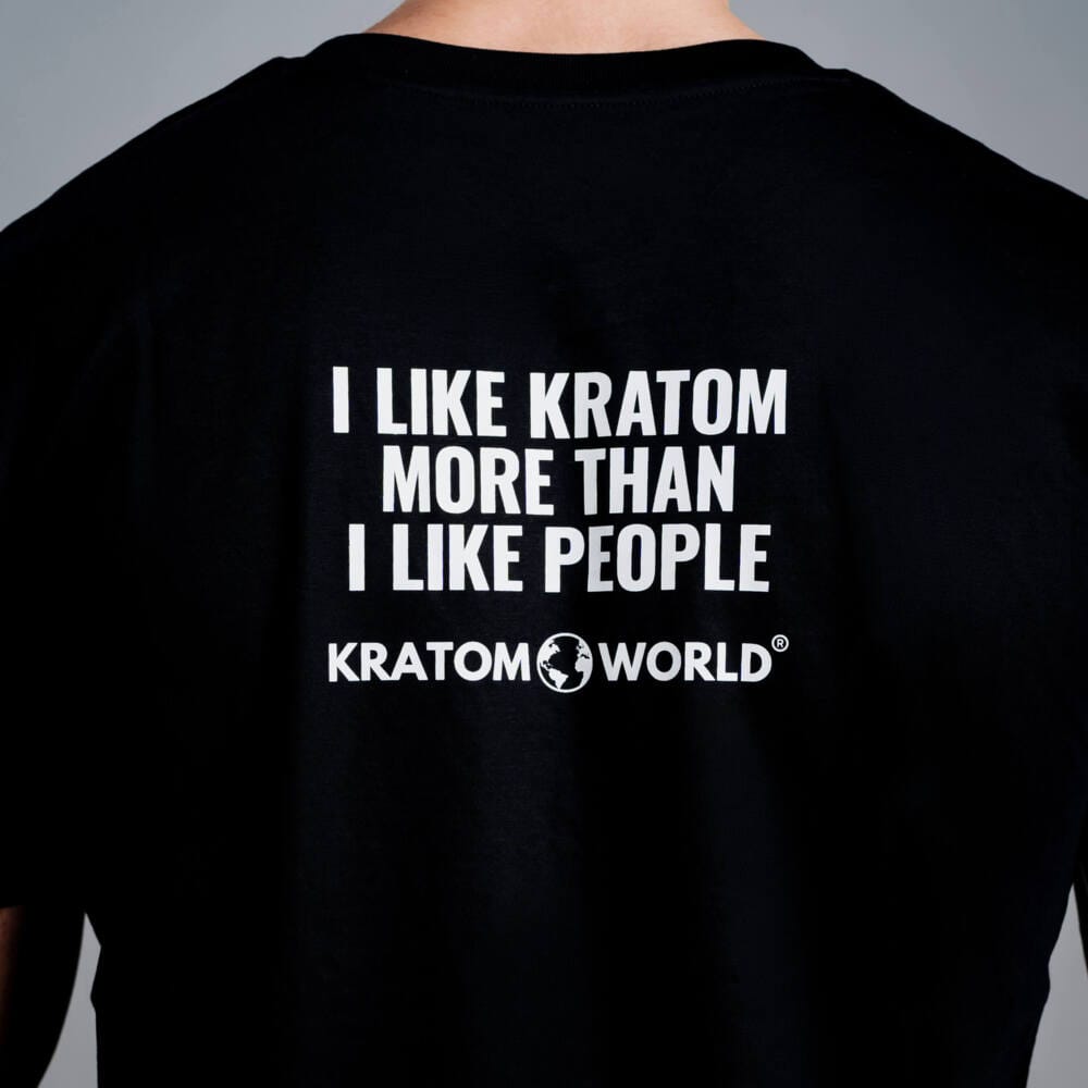 Мъжка тениска Kratom World с мотив "Харесвам кратом повече, отколкото харесвам хората" - оригинален продукт за любителите на кратом и феновете на марката Kratom World, стилен дизайн за улична мода с отличителен принт, удобна тениска за ежедневно носене, идеална за града, за събития и като колекционерски артикул за общността на кратом - черна