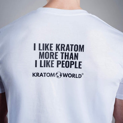 Мъжка тениска Kratom World с мотив "Харесвам Кратом повече, отколкото харесвам хората" - оригинален продукт за любителите на кратом и феновете на марката Kratom World, стилен дизайн за улична мода с отличителен принт, удобна тениска за ежедневно носене, идеална за града, за събития и като колекционерски артикул за общността на кратом.