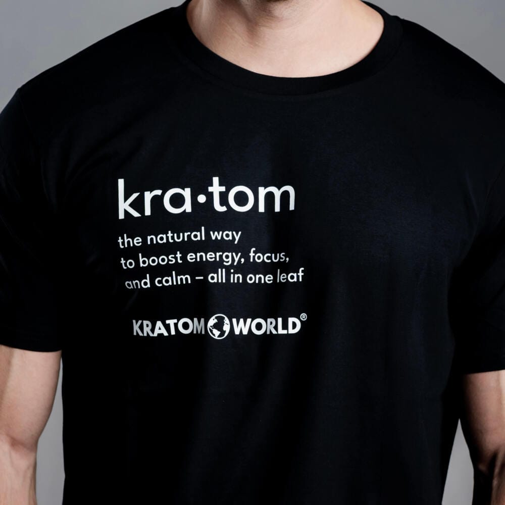 Мъжка тениска Kratom World с мотив "Kratom - The Natural Way" - оригинален продукт за любителите на кратом и феновете на марката Kratom World, стилен дизайн за улична мода с отличителен принт, удобна тениска за ежедневно носене, идеална за града, за събития и като колекционерски артикул за общността на кратом - черна