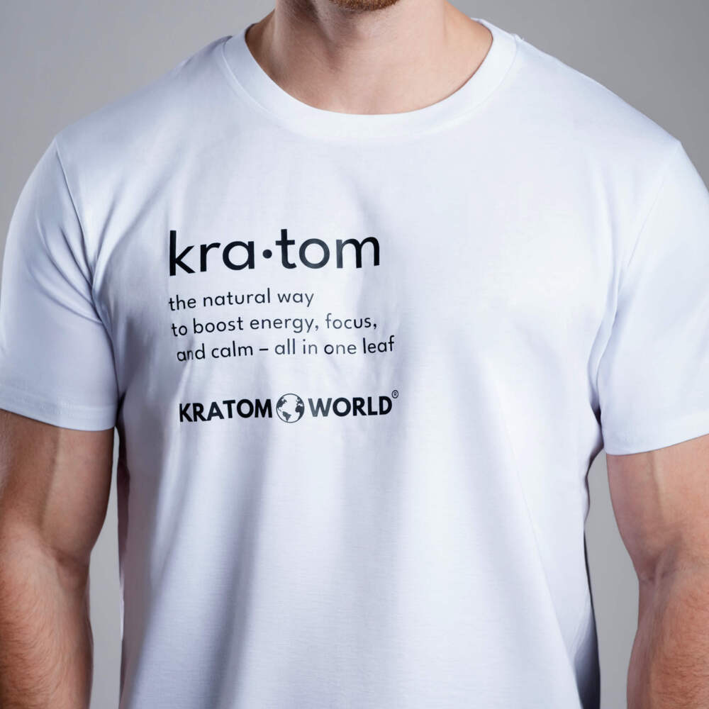 Мъжка тениска Kratom World с мотив "Kratom - The Natural Way". - оригинален продукт за любителите на кратом и феновете на марката Kratom World, стилен дизайн за улична мода с ярък принт, удобна тениска за ежедневно носене, идеална за града, за събития и като колекционерски артикул за общността на кратом.