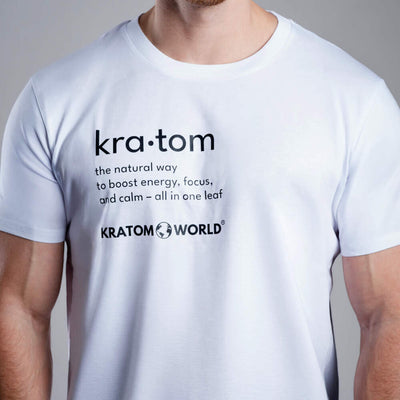 Мъжка тениска Kratom World с мотив "Kratom - The Natural Way". - оригинален продукт за любителите на кратом и феновете на марката Kratom World, стилен дизайн за улична мода с ярък принт, удобна тениска за ежедневно носене, идеална за града, за събития и като колекционерски артикул за общността на кратом.