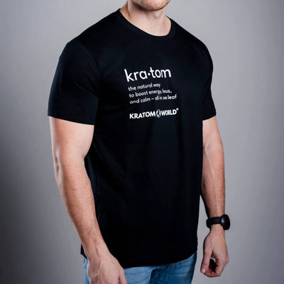 Мъжка тениска Kratom World с мотив "Kratom - The Natural Way" - оригинален продукт за любителите на кратом и феновете на марката Kratom World, стилен дизайн за улична мода с отличителен принт, удобна тениска за ежедневно носене, идеална за града, за събития и като колекционерски артикул за общността на кратом, лого детайл - черен