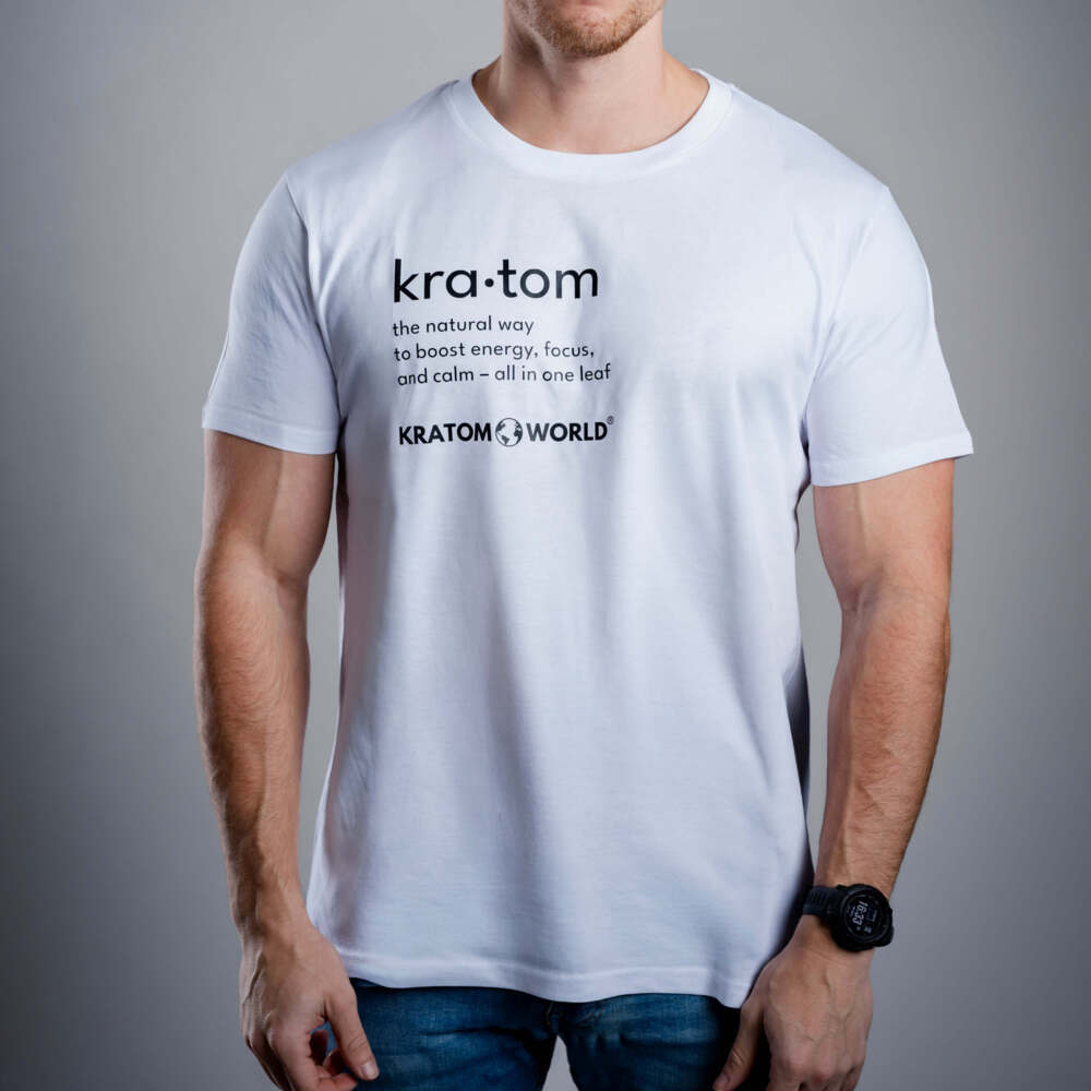 Мъжка тениска Kratom World с мотив "Kratom - The Natural Way". - оригинален продукт за любителите на кратом и феновете на марката Kratom World, стилен дизайн за улична мода с ярък принт, удобна тениска за ежедневно носене, идеална за града, за събития и като колекционерски артикул за общността на кратом.