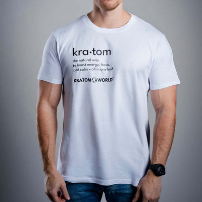 Мъжка тениска Kratom World с мотив "Kratom - The Natural Way". - оригинален продукт за любителите на кратом и феновете на марката Kratom World, стилен дизайн за улична мода с ярък принт, удобна тениска за ежедневно носене, идеална за града, за събития и като колекционерски артикул за общността на кратом.