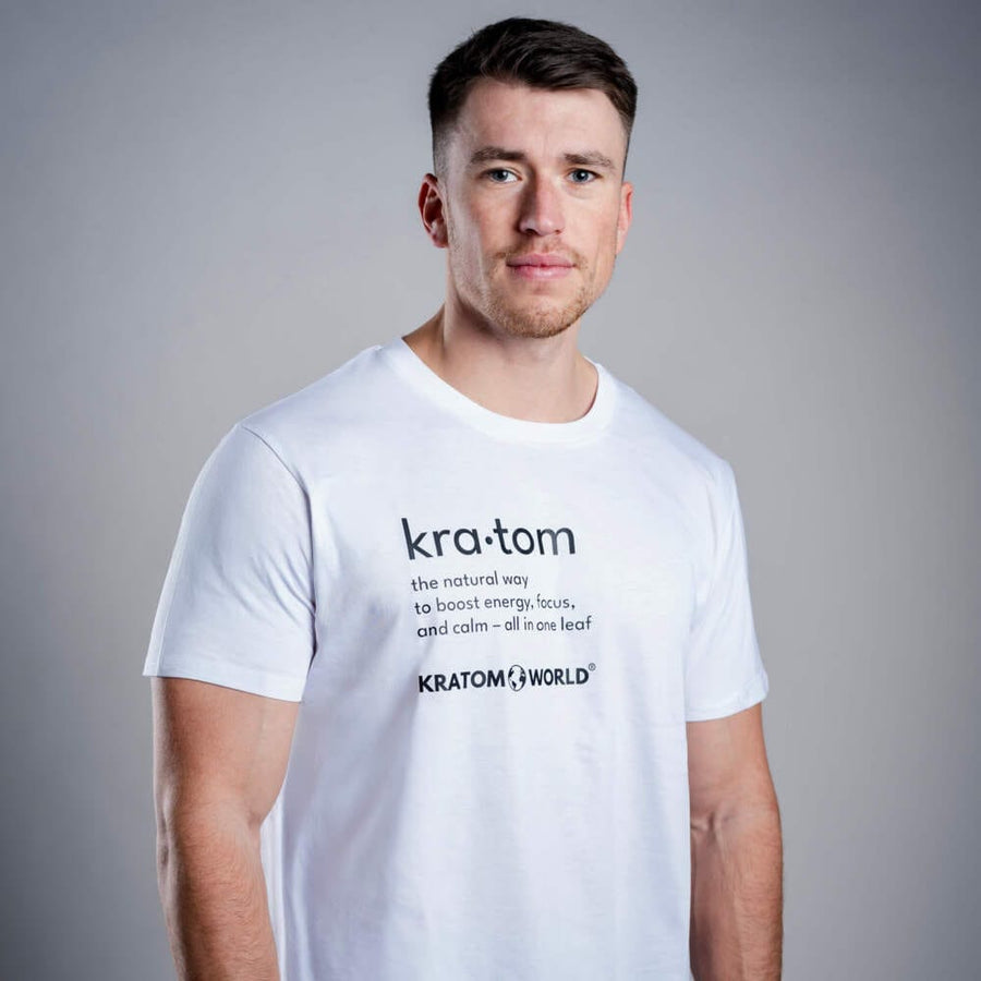 Мъжка тениска Kratom World с мотив "Kratom - The Natural Way" - оригинален продукт за любителите на кратом и феновете на марката Kratom World, стилен дизайн за улична мода с отличителен принт, удобна тениска за ежедневно носене, идеална за града, за събития и като колекционерски артикул за общността на кратом, лого детайл