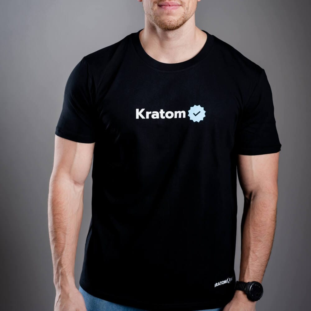 Мъжка тениска Kratom World с мотив "Kratom Verified" - оригинален продукт за любителите на кратом и феновете на марката Kratom World, стилен дизайн за улично облекло с отличителен принт, удобна тениска за ежедневно носене, идеална за града, за събития и като колекционерски артикул за общността на кратом, лого детайл - черен