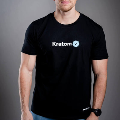Мъжка тениска Kratom World с мотив "Kratom Verified" - оригинален продукт за любителите на кратом и феновете на марката Kratom World, стилен дизайн за улично облекло с отличителен принт, удобна тениска за ежедневно носене, идеална за града, за събития и като колекционерски артикул за общността на кратом, лого детайл - черен