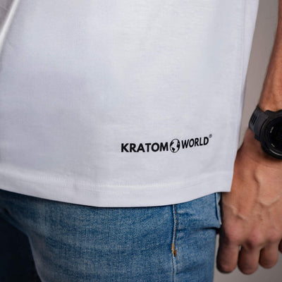 Мъжка тениска Kratom World с мотив "Kratom Verified" - оригинален продукт за любителите на кратом и феновете на марката Kratom World, стилен дизайн за улична мода с отличителен принт, удобна тениска за ежедневно носене, идеална за града, за събития и като колекционерски артикул за общността на кратом.