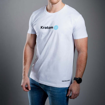 Мъжка тениска Kratom World с мотив "Kratom Verified" - оригинален продукт за любителите на кратом и феновете на марката Kratom World, стилен дизайн за улична мода с отличителен принт, удобна тениска за ежедневно носене, идеална за града, за събития и като колекционерски артикул за общността на кратом.