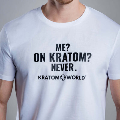 Мъжка тениска Kratom World с мотив "Аз? На Кратом? Никога." - оригинален продукт за любителите на кратом и феновете на марката Kratom World, стилен дизайн за улична мода с ярък принт, удобна тениска за ежедневно носене, идеална за града, за събития и като колекционерски артикул за общността на кратом.