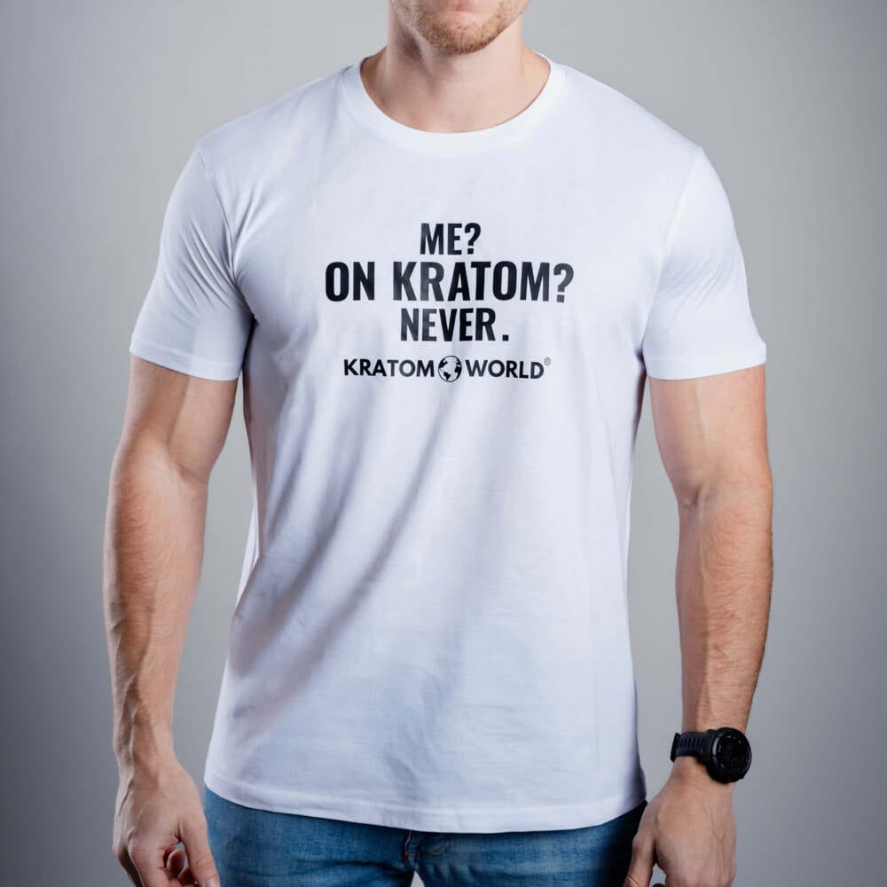 Мъжка тениска Kratom World с мотив "Аз? На Кратом? Никога." - оригинален продукт за любителите на кратом и феновете на марката Kratom World, стилен дизайн на улична мода с отличителен принт, удобна тениска за ежедневно носене, идеална за града, за събития и като колекционерски артикул за общността на кратом, детайл с нейното лого.
