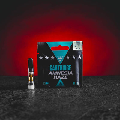 THF Cartridge Amnesia Haze s moderní formulí THF a sativa-selektivním profilem nabízí svěží citrusovou chuť s tóny limetky a tropického ovoce, čistý terpenový profil, hladký potah a jasný, povznášející sběratelský efekt vhodný pro aktivní a kreativní chvíle.