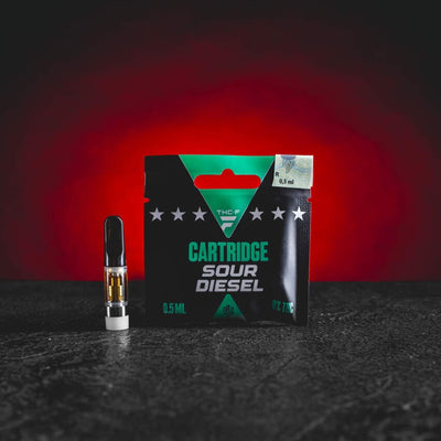 THF Cartridge Sour Diesel s moderní formulí THF nabízí výraznou kombinaci citrusů, bylin a typického dieselového aroma, rychlý nástup, podporu soustředění a čistou energii, intenzivní terpenový profil a výrazný chuťový zážitek.