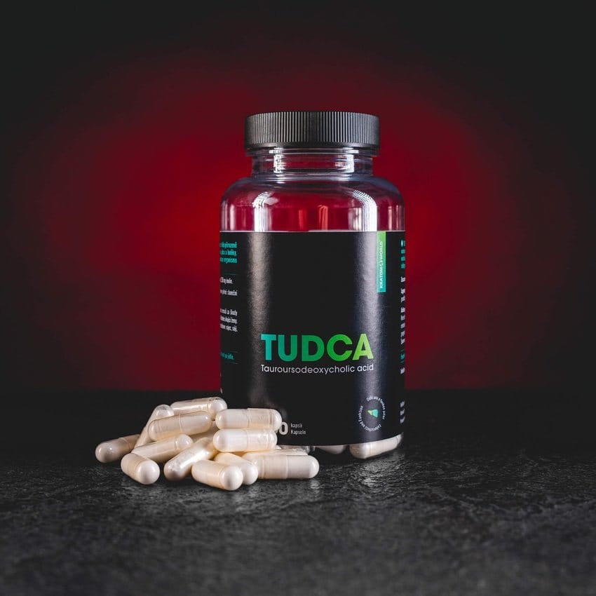 Капсули kratom world tudca, разпродажба на kratomworld, капсули TUDCA 100 бр. от Kratom World, добавка с 250 мг тауроурсодеоксихолова киселина във всяка капсула, подробен етикет на продукта с информация за състава, дозировката и произхода, първокласна опаковка, предназначена да поддържа чернодробния и клетъчния баланс, професионална продуктова фотография.